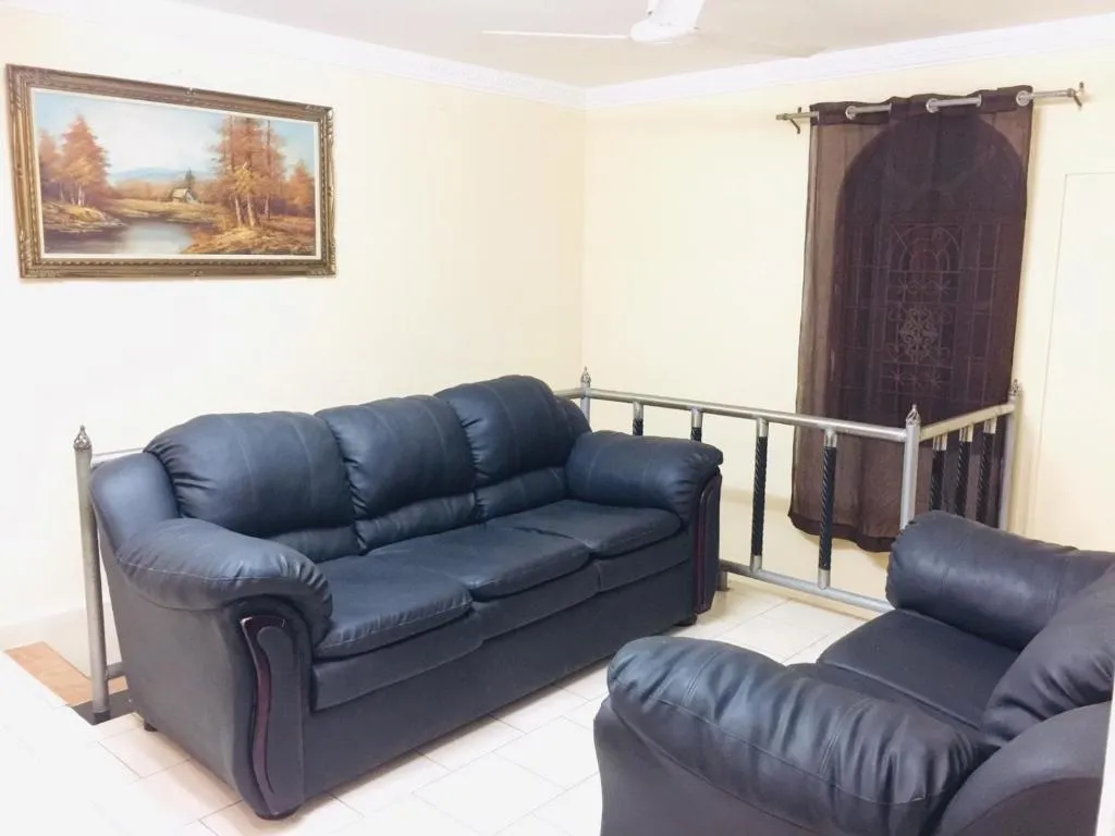 Guest lounge with leather sofas and framed painting